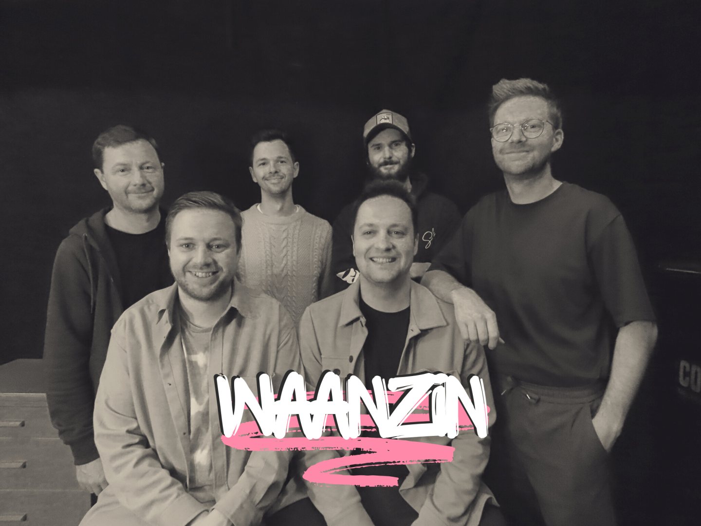 De zes bandleden van Waanzin poserend voor de camera