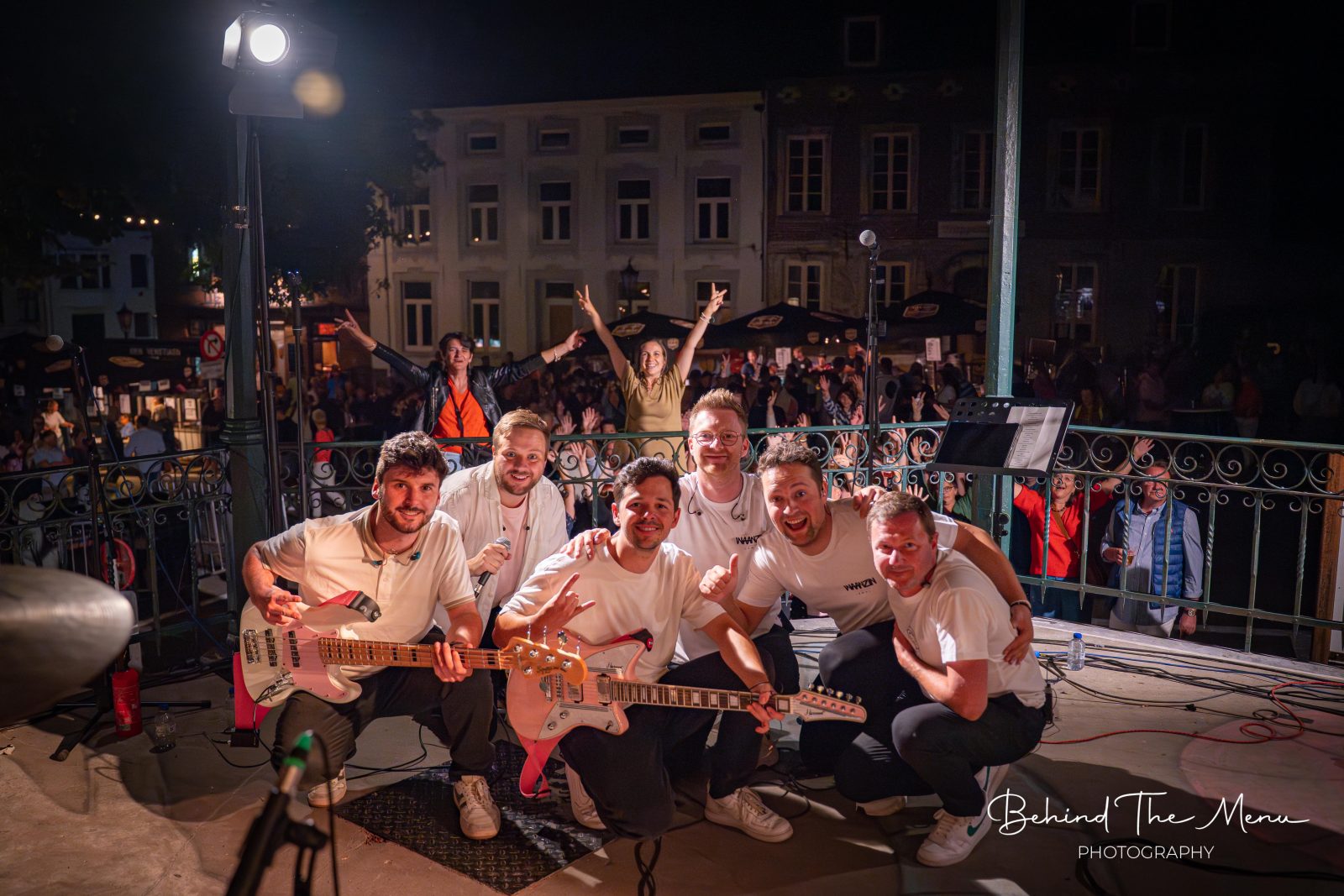 De zes bandleden in halve schijnwerpers